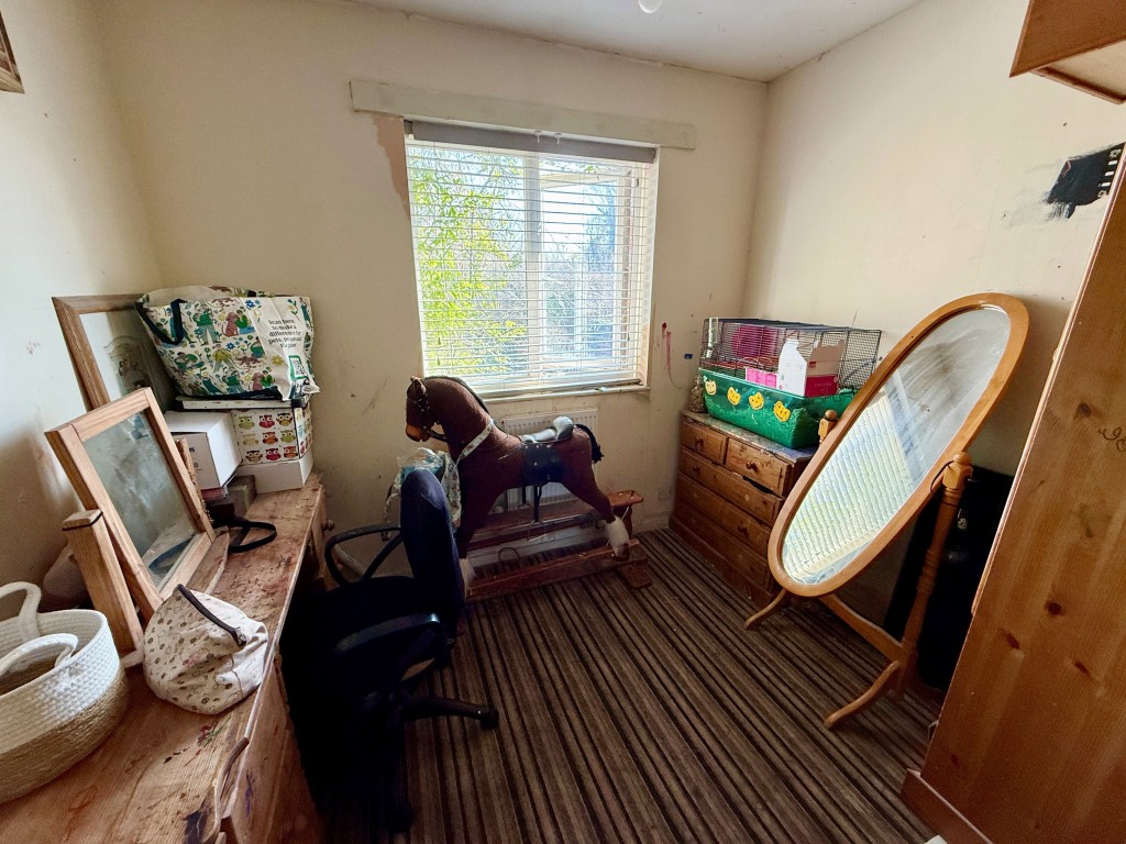 Lot: 23 - FIVE-BEDROOM HOUSE FOR IMPROVEMENT - Bedroom four